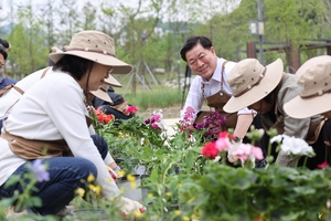 “손닿는 곳이 내 정원”…광명시 시민정원사 인기