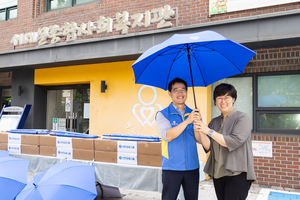 신한금융, 사회복지관에 우산 기부한 사연은