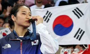 ‘셔틀콕 여왕’ 안세영, 女단식 28년만 금메달...협회에 ‘작심발언’도