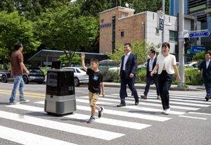 현대차∙기아, 횡단보도 건너는 배송로봇 실증 성공