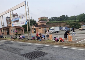 ‘제29회 홍성 남당항 대하 축제’ 손님맞이 대청소 실시···  지역 주민들 한마음으로 환경 정비