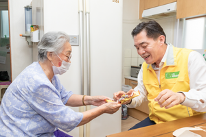 이재준 수원시장, 수원새빛돌봄 운영1주년 맞아 새빛돌봄 지원대상 가구 방문