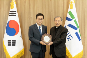 김동연 “고통받은 분들에 대한 적절한 예우, 쪼개지고 갈라진 나라 통합에 자극될 것”