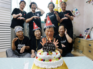 칠곡 데뷔 1주년 맞은 할매래퍼 그룹 수니와칠공주…“꿈인 것 같아요”