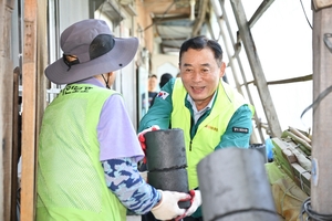 백영현 포천시장, 화현면 독거노인 연탄전달 동참