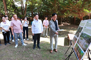 이상일, 동백3동 맨발길·쉼터 조성 현장 점검...주민들과도 소통