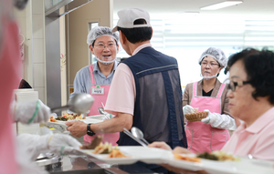 이상일, 배식 봉사활동...“식사 맛있게 드시고, 늘 건강하세요”