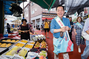 이재준 수원시장, 추석 앞두고 전통시장 장 보기...상인들에게 “대박나길 바란다!”