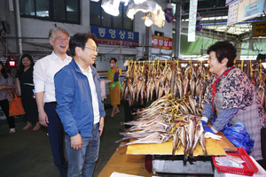 강기정 광주시장, 추석 앞두고 양동전통시장 상인들과 민생 소통