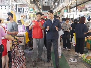 안덕근 산업장관, 전통시장 방문해 물가·에너지 상황 점검