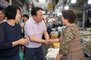 이권재 오산시장, 추석맞이 전통시장 장보기 행사...시민들과 직접 소통도