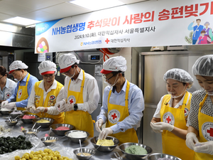 보험사, 추석맞이 나눔 열전…송편 빚고 말동무까지 ‘가지각색’