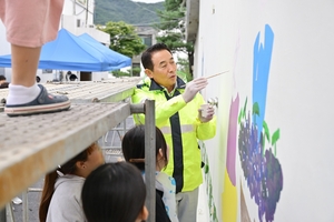 [포토뉴스] 포천시 내촌면 ‘내촌 포도’ 벽화작업