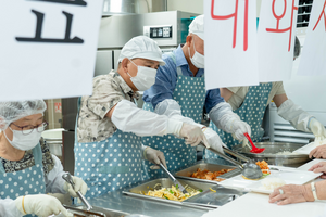 이창식 용인시의회 부의장, 수지노인복지관서 배식 봉사활동