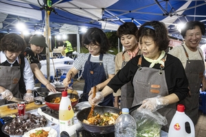 ‘엄마 손맛’ 무장한 만학도 학과, 대학 축제 주막촌서 ‘인기’