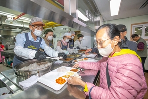 한국사회보장정보원, ‘노인의 날’ 맞아 어르신 위한 배식 봉사