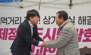 이준석 “외지인이 봐도 민망한 상황”…단식농성 최민호 세종시장 위로