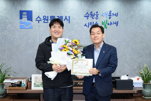 이재준 수원시장, 국제 장애인 예술가대회 입상 전영기 작가에 상장 전달