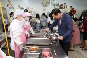 임태희 경기도 교육감, 학교급식 인건비 전액 부담...“학생 먹거리 계산 없이 책임” 강조