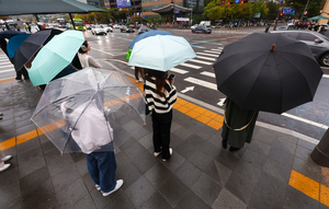 월급 같이 올랐는데…정규직·비정규직 임금 격차 175만원 ‘역대 최대’