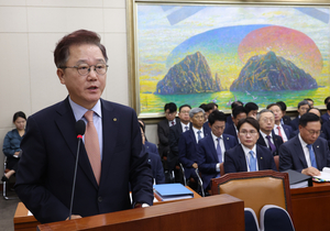 [2024국감] 강석훈 산은 회장, 진땀은 피했지만…“오세훈부터 설득, 널뛰는 건전성” 일침