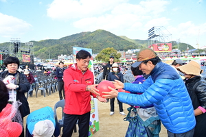 청송사과축제, 다채로운 프로그램과 공연으로 전국 관광객 매료