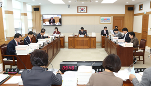 강원도의회 교육위, 학교전자칠판 보급 단계적 지원 권고