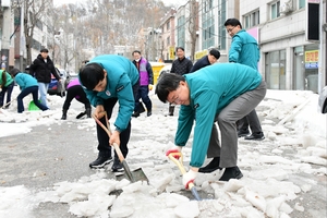 안산시, 골목 빙판길에 제설제 살포…주말 제설 총력