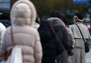 ‘주말 시위’ 강한 바람 주의보···맑지만 체감온도 낮아