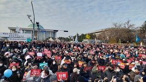 [현장]“尹 즉시 탄핵”…국회 앞 진보단체·시민들 긴장 속 주시