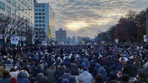 [현장]“8년전으로 타임슬립”…여의도 탄핵 촛불 ‘활활’