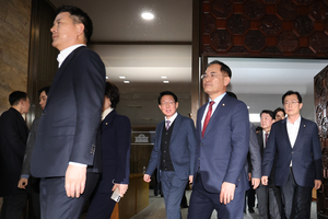 [속보] ‘尹대통령 탄핵안’ 본회의 상정…국민의힘, 본회의장 입장