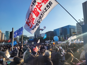 [현장] 국회 탄핵안 표결 임박…한층 뜨거워진 시위 현장