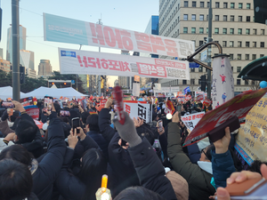 [포토뉴스] 탄핵 가결 순간 국회 앞에서 환호하는 시민들