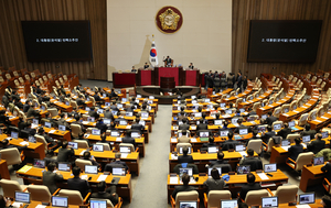 국회 문턱 못 넘은 尹 대통령 탄핵안…8년 전과 다른 점은