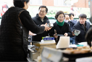 김동연, 설 맞아 의왕도깨비시장 방문...상인들 격려하고 물가 점검