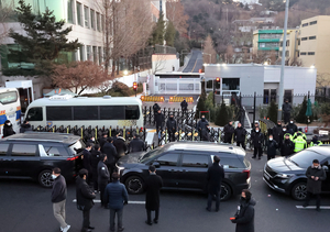 ‘尹 체포’ 공수처, 경호처와 2시간째 대치…“방해하면 공범” vs “무리한 시도 자제”