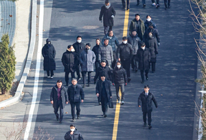 ‘창과 방패의 싸움’ 2차 영장 집행 앞둔 공수처…요새 된 관저 뚫을까