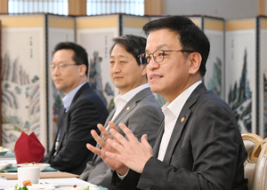 崔 권한대행 “美 관세, 가용수단 총동원해 대응”