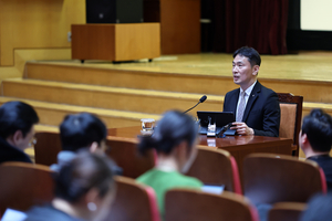 “우리금융 생보사 인수, 경영진과 소통” 이복현의 메시지