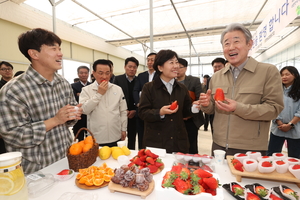 강호동 농협 회장-송미령 장관, 청년창업인 스마트팜 농가 방문